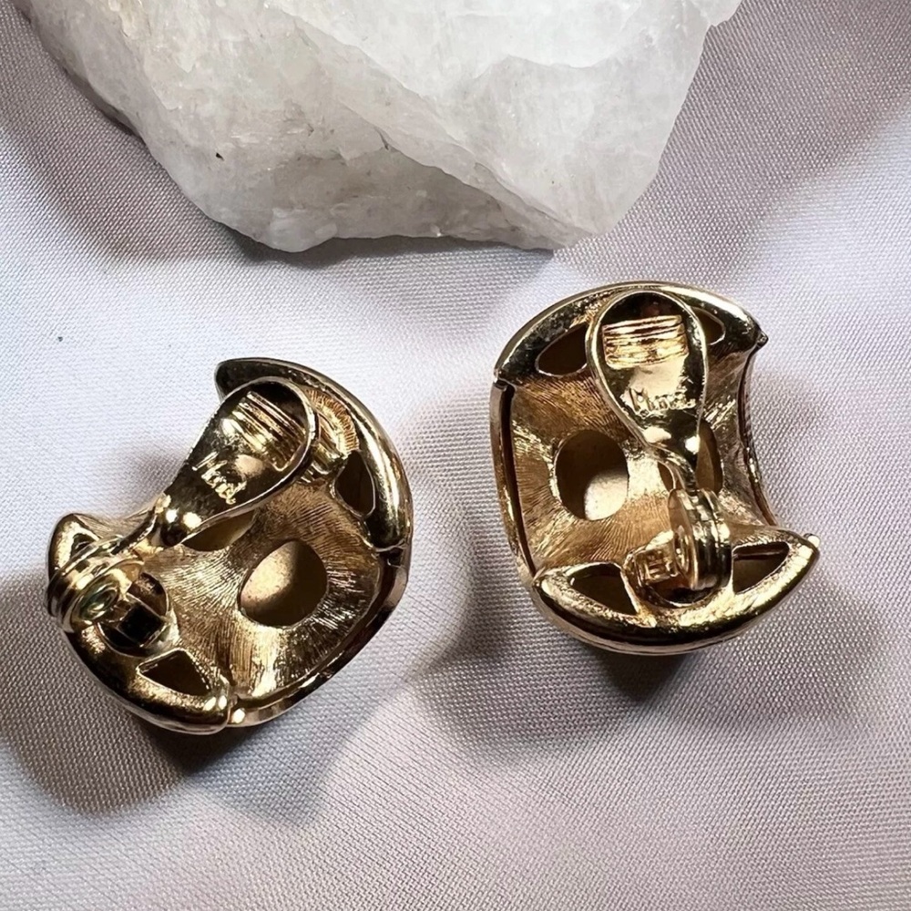 Vintage Monet Large Chunky Heavy Gold Wide Hoop Clip Earrings - Picture 2 of 6